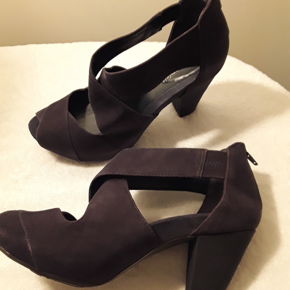 Very cute navy Easy Spirit heels